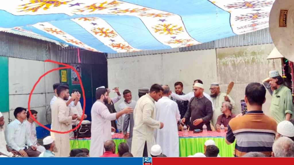 জামায়াতের কর্মীসভায় ছাত্রলীগ নেতা, ছবি ভাইরাল
