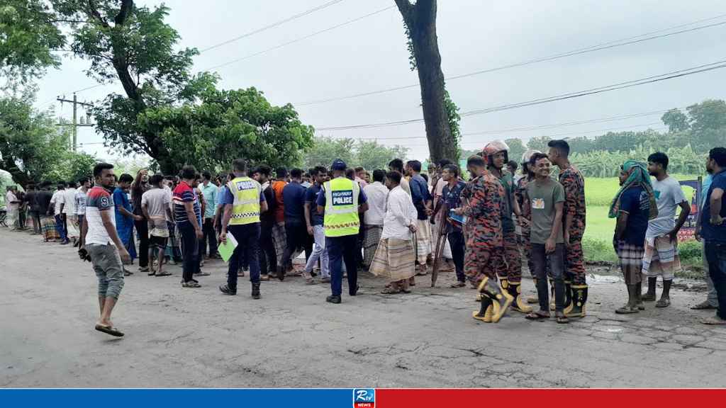 দুর্ঘটনায় প্রাণ গেল স্বামীর, বেঁচে রইলেন স্ত্রী ও সন্তান
