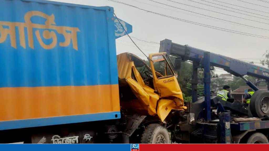 দাঁড়িয়ে থাকা ট্রাকের পেছনে কাভার্ডভ্যানের ধাক্কা, নিহত ১ 