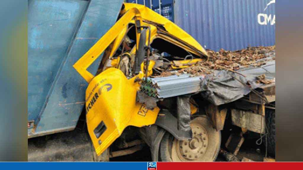 মিরসরাইয়ে চলন্ত লরির পেছনে ড্রাম ট্রাকের ধাক্কা, নিহত ২