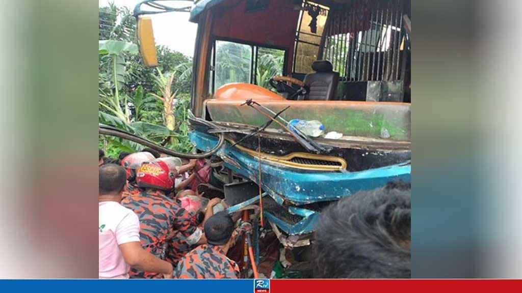 বাস-অটোরিকশার সংঘর্ষ, প্রাণ গেল ৩ জনের