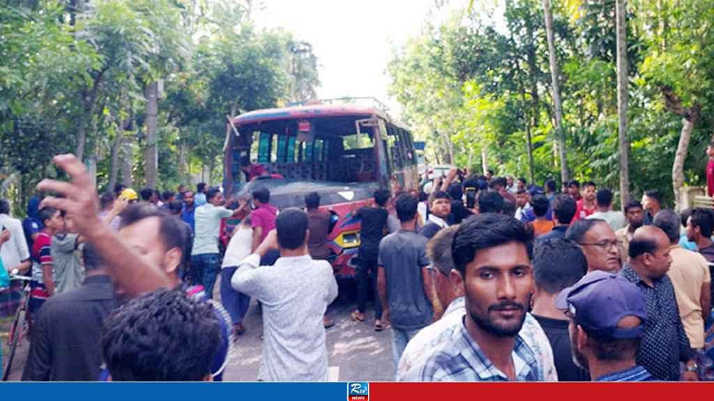 বিয়ের আনন্দ রূপ নিল বিষাদে, কনেপক্ষের বাস উল্টে নিহত ১