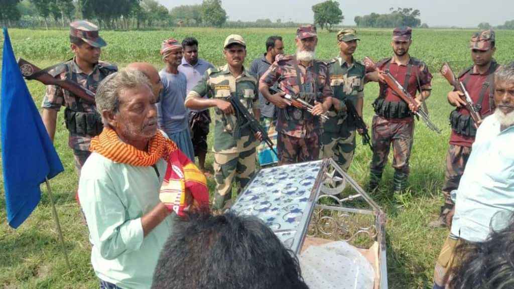 সীমান্তে শেষবারের মতো মায়ের মুখ দেখলেন দুই মেয়ে