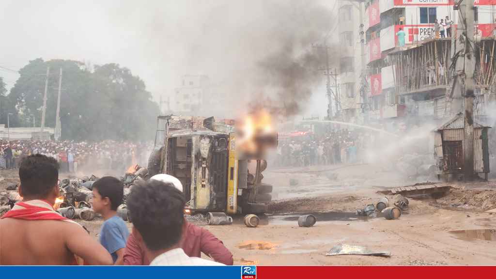 চট্টগ্রাম-সিলেট মহাসড়কে ট্রাক উল্টে ২ শতাধিক সিলিন্ডার বিস্ফোরণ