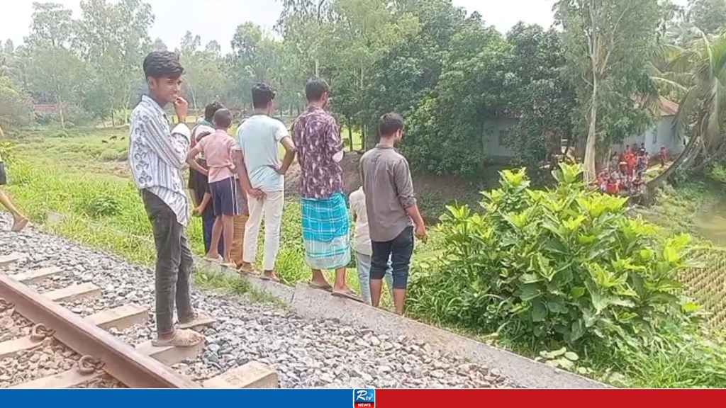 ঈদযাত্রায় টাঙ্গাইলে চলন্ত ট্রেন ও বাসের ছাদ থেকে পড়ে ২ জনের মৃত্যু