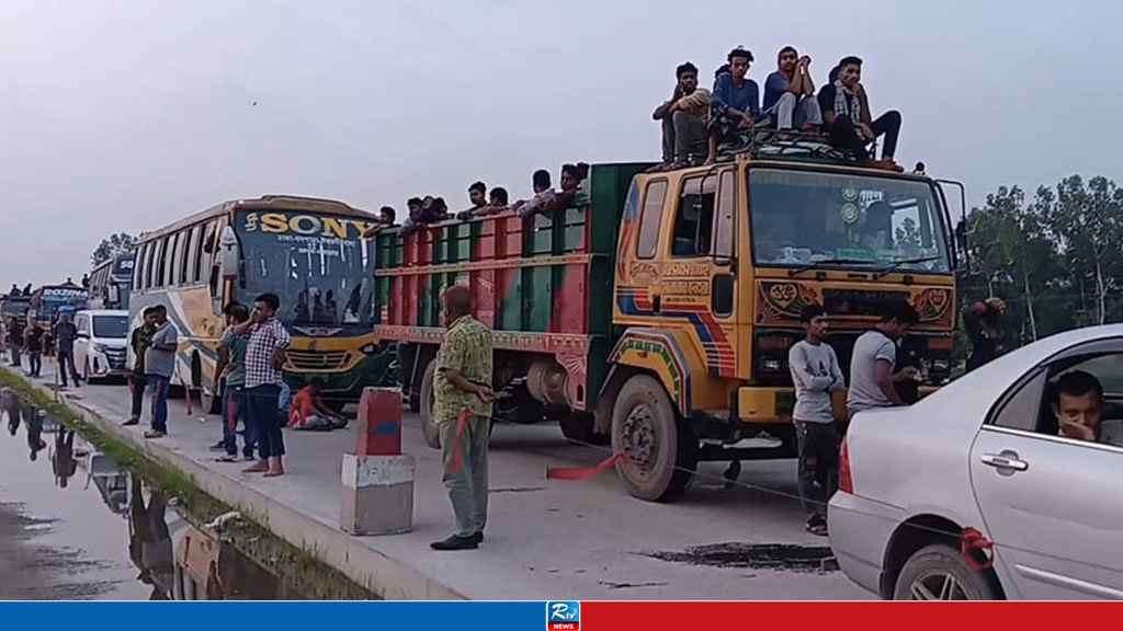 ঈদযাত্রায় সড়কে ভোগান্তি, ভাড়া গুনতে হচ্ছে দ্বিগুণ-তিনগুণ