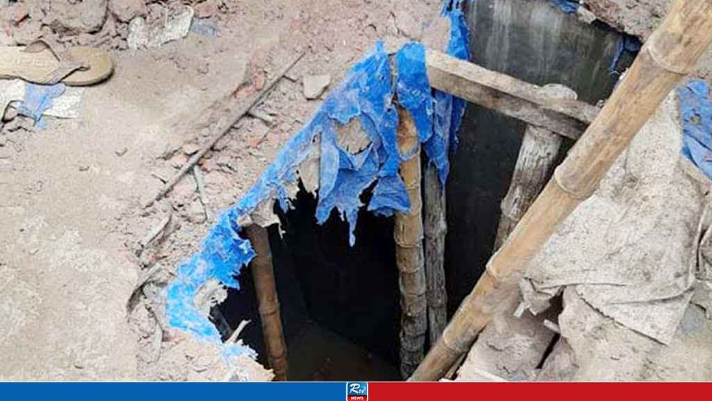 মোবাইল তুলতে গিয়ে সেপটিক ট্যাংকে ভেতর ৪ যুবকের মৃত্যু