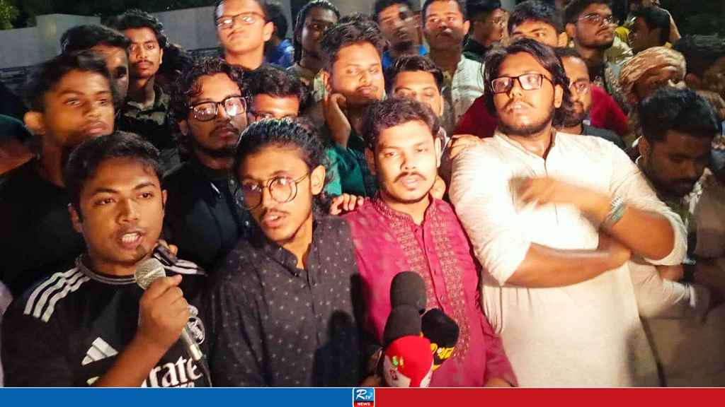 মিটফোর্ডে ব্যবসায়ীকে হত্যার প্রতিবাদে ঢাবিতে বিক্ষোভ
