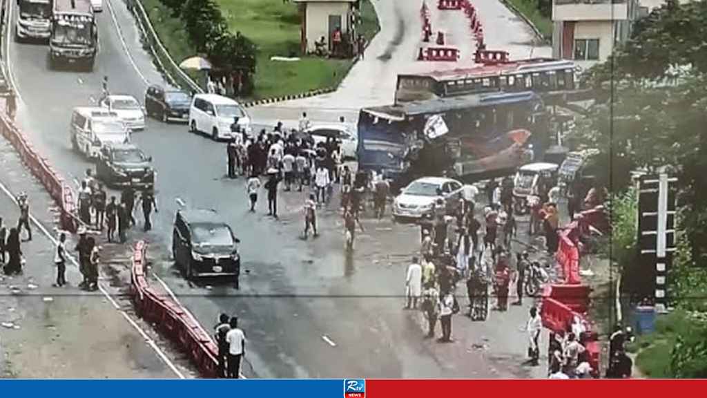 পদ্মা সেতুর মাওয়া প্রান্তে ৬ যানবাহনের সংঘর্ষ