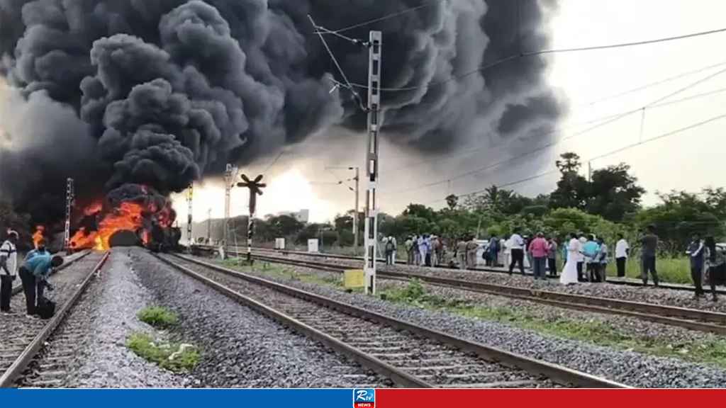 ডিজেলবাহী ট্রেনে ভয়াবহ আগুন