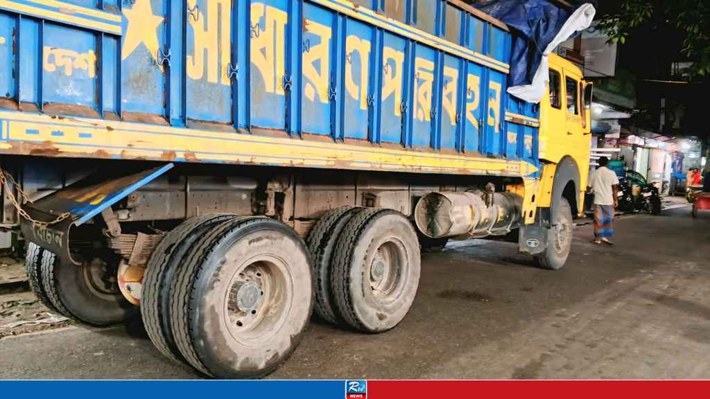 পাইকগাছা-কয়রায় চলছে ওভারলোডের ১০ চাকার ট্রাক, নষ্ট হচ্ছে সড়ক