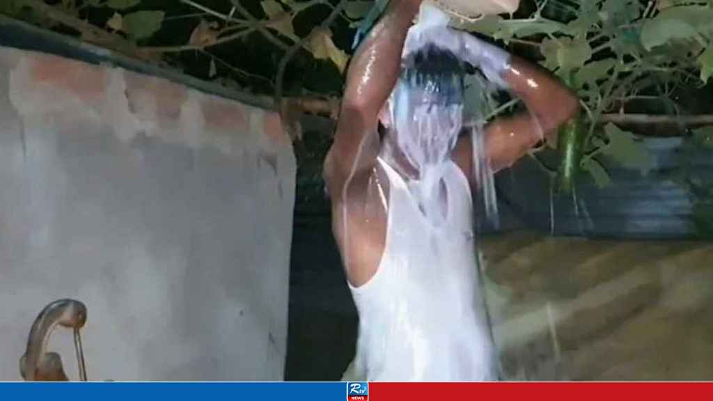 ডিভোর্সের পর দুধ দিয়ে গোসল করে যুবকের ‘স্বাধীনতা’ উদযাপন!