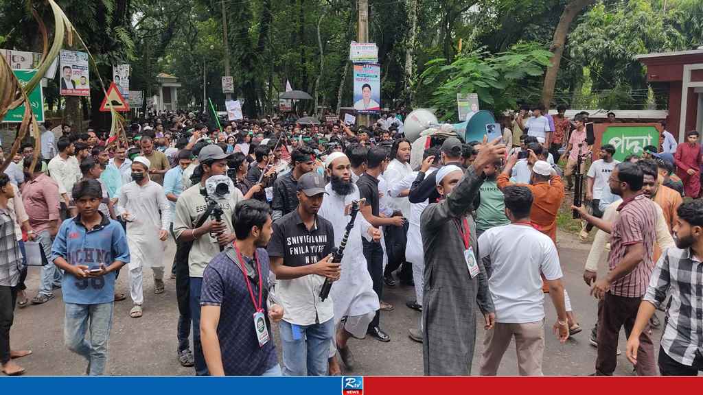 ফরিদপুরে এনসিপির পদযাত্রায় নেতাকর্মীদের ঢল