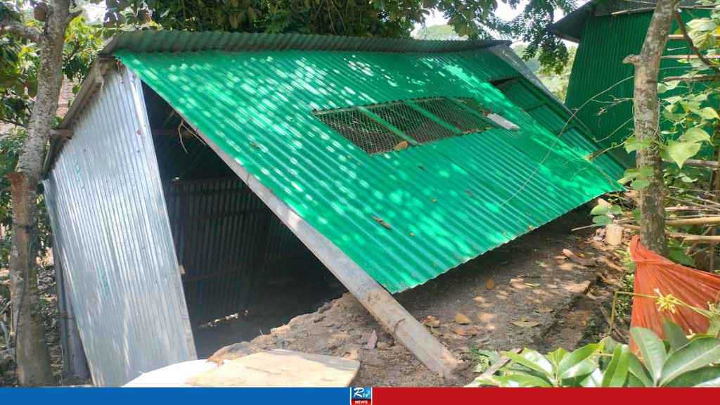 আখাউড়ায় ড্রেজার দিয়ে মাটি কাটায় বসতভিটা দেবে পুকুরে