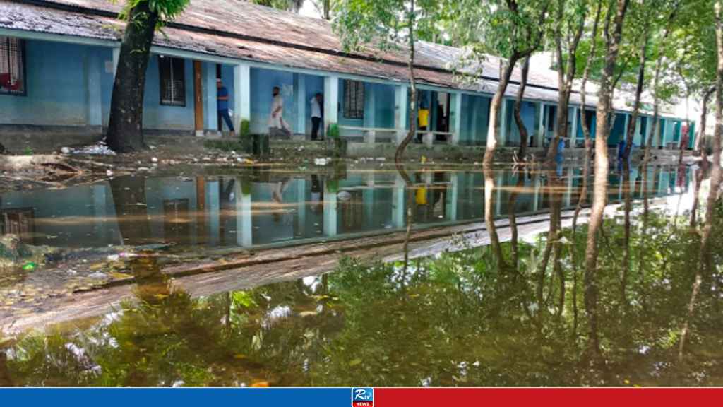 সামান্য বৃষ্টিতেই ডুবে যায় আদালত প্রাঙ্গণ, চরম ভোগান্তি