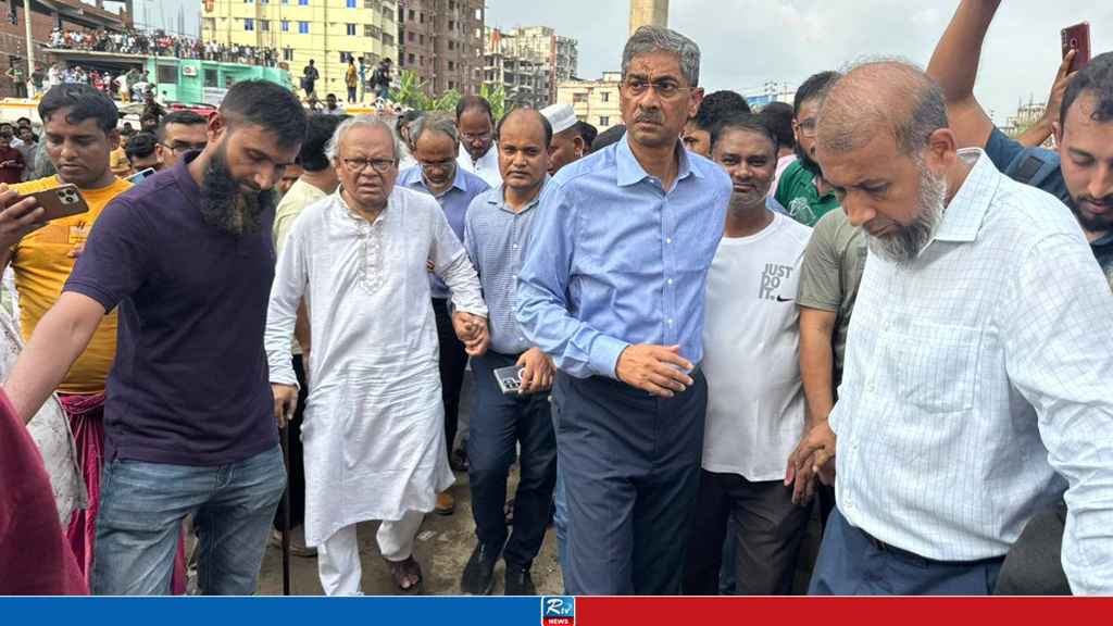 বিমান বিধ্বস্তের ঘটনাস্থল পরিদর্শনে রিজভীসহ বিএনপির প্রতিনিধি দল
