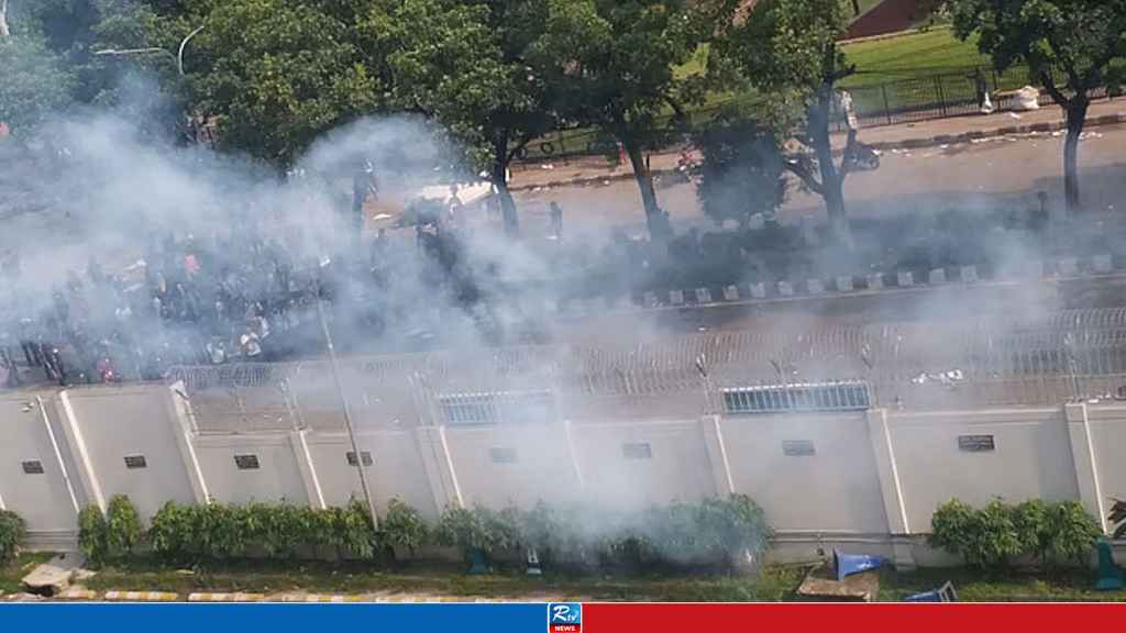 সচিবালয়ে শিক্ষার্থীদের সঙ্গে পুলিশের ধাওয়া-পাল্টা ধাওয়া