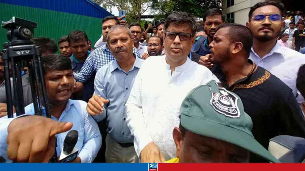 ৯ ঘণ্টা অবরুদ্ধের পর মাইলস্টোন থেকে বের হলেন দুই উপদেষ্টা-প্রেস সচিব