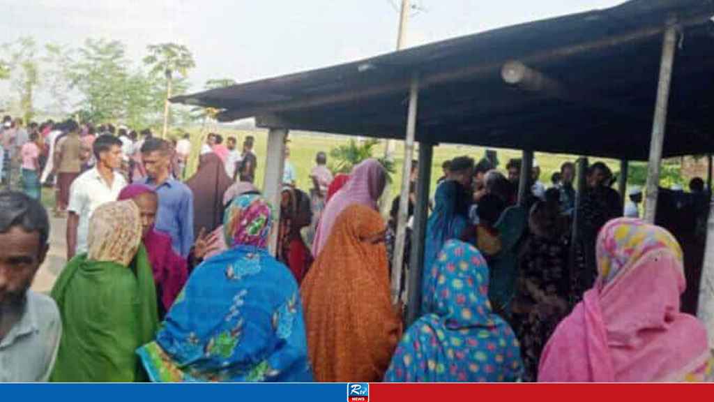 রশিতে ঝুলছিল বাবার মরদেহ, বিছানায় পড়ে ছিলেন মা
