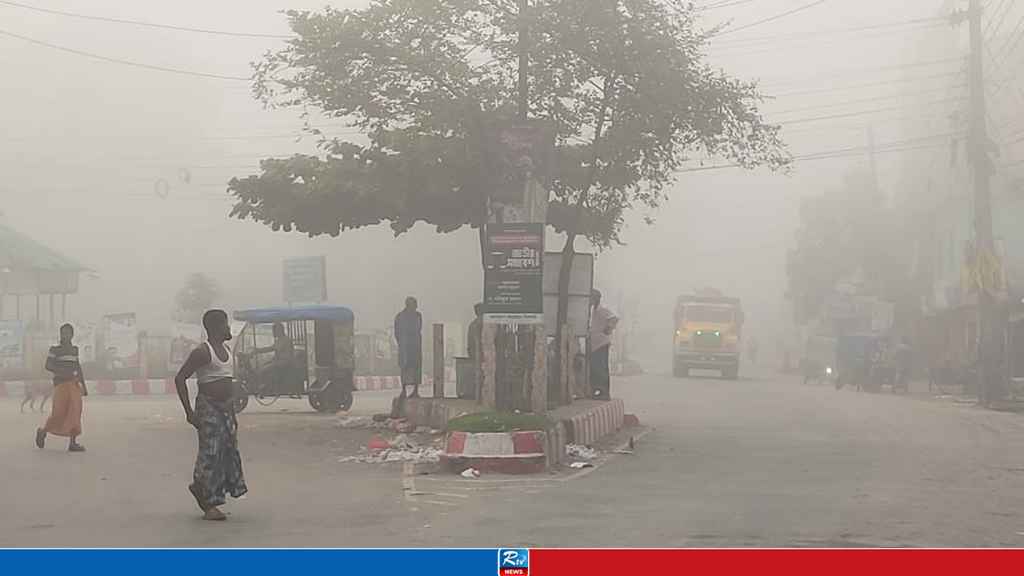 ঘনবর্ষা ও ভ্যাপসা গরমের মধ্যেও দেখা মিলল কুয়াশার