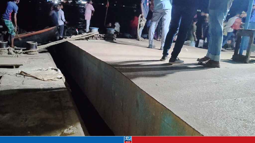 দুই পন্টুনের মাঝ থেকে নদীতে পড়ে যায় শিশু, ৪০ মিনিট পর উদ্ধার