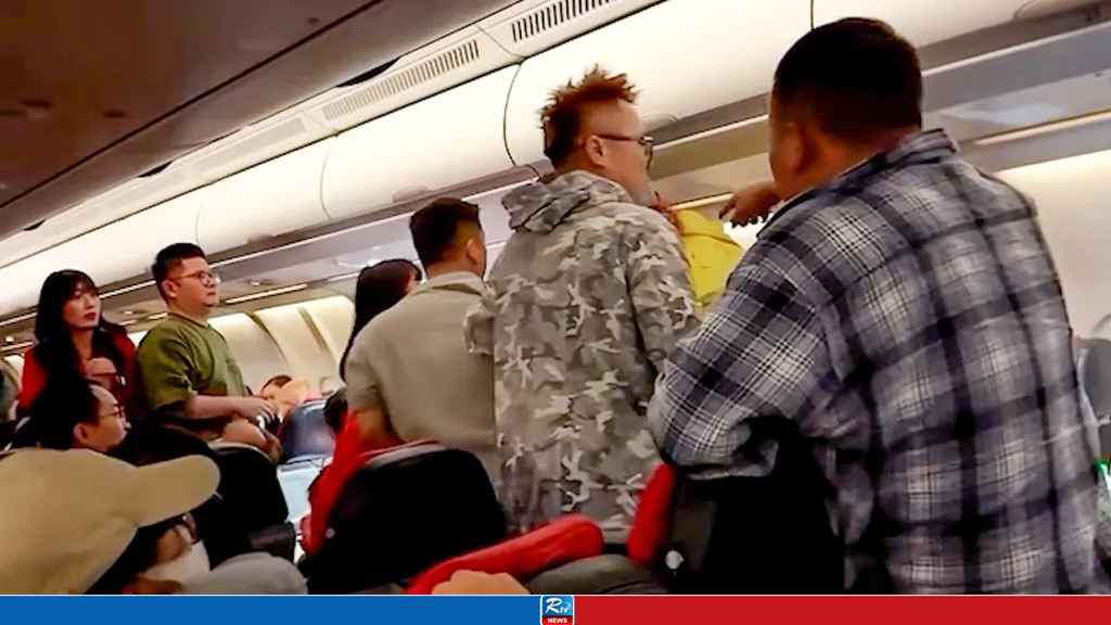 মাঝ আকাশে বিমানের মধ্যে নারী ও পুরুষ যাত্রীর মারামারি, ভিডিও ভাইরাল