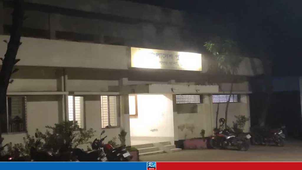 চাঁদা না পেয়ে ইউপি ভবনে তালা দিল দুই যুবক, অতঃপর... 