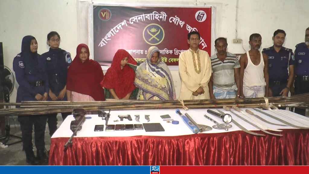 মাদারীপুরে দেশি-বিদেশি অস্ত্র ও নারীসহ আটক ৬  