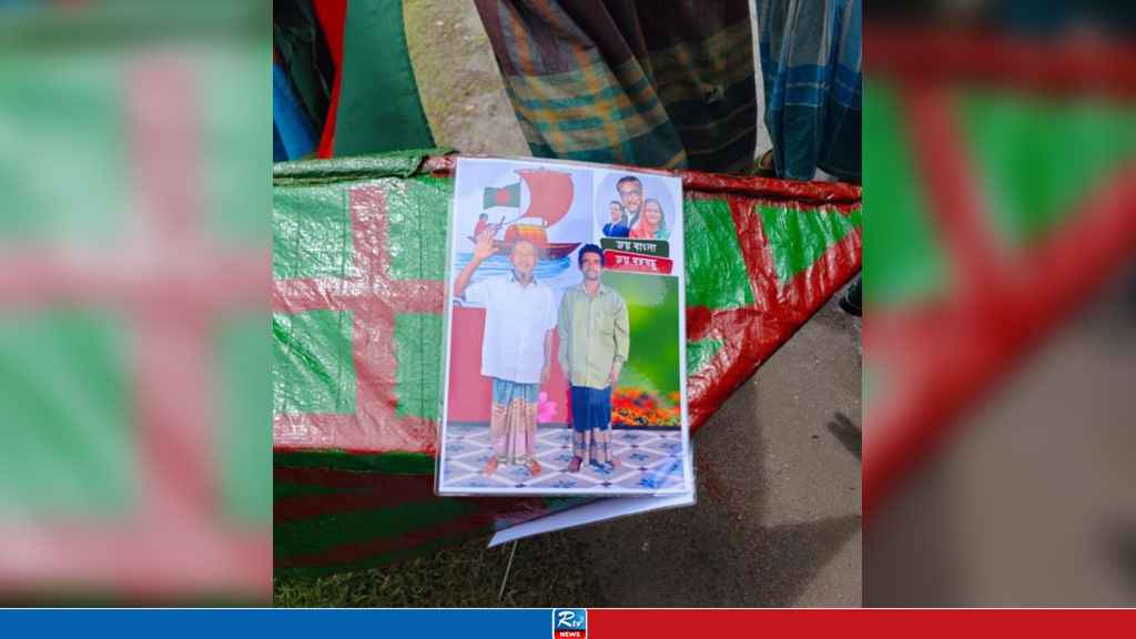নৌকা বানিয়ে ঝুলানো হলো রাস্তায়, অতঃপর...