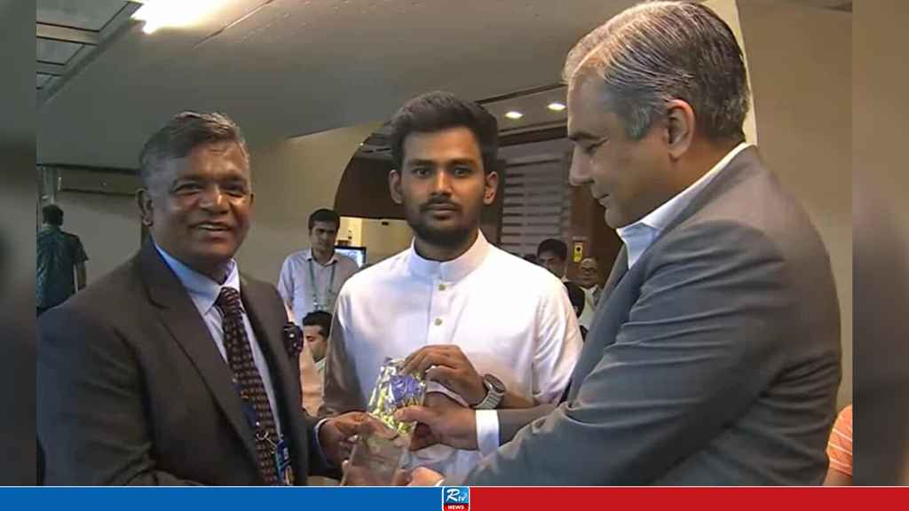 ক্রীড়া উপদেষ্টাকে স্মারক উপহার দিলেন এসিসি চেয়ারম্যান