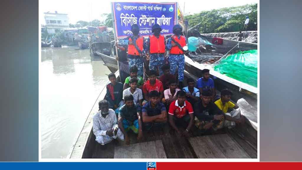 সাগরে ভাসতে থাকা ১৪ জেলেসহ মাছধরা ট্রলার উদ্ধার 