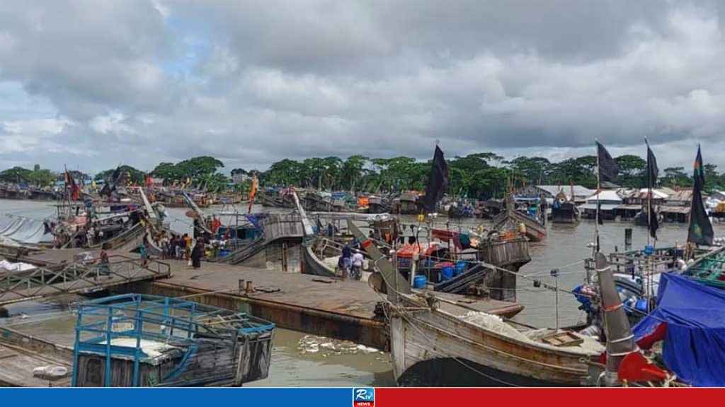 ইলিশ শূন্য ট্রলার নিয়ে ঘাটে ফিরছেন উপকূলের জেলেরা 