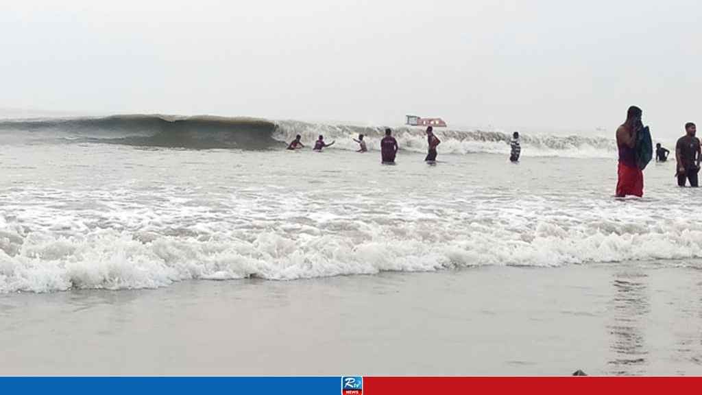 স্রোতে ভেসে যাচ্ছিলেন পর্যটক, উদ্ধার করলেন জেলে