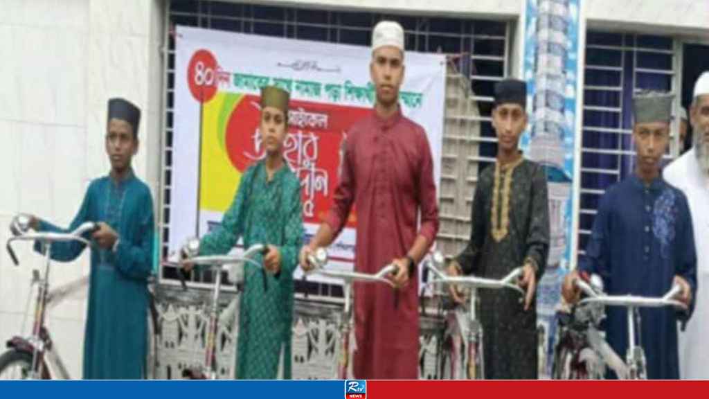 ঝিনাইদহে ৪০ দিন মসজিদে নামাজ পড়ে বাইসাইকেল পেল ৫ শিক্ষার্থী