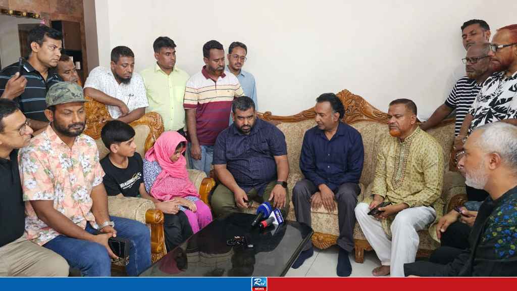 মাইলস্টোন ট্রাজেডি: নিহত রজনীর পরিবারের পাশে বিএনপি নেতা সোহেল