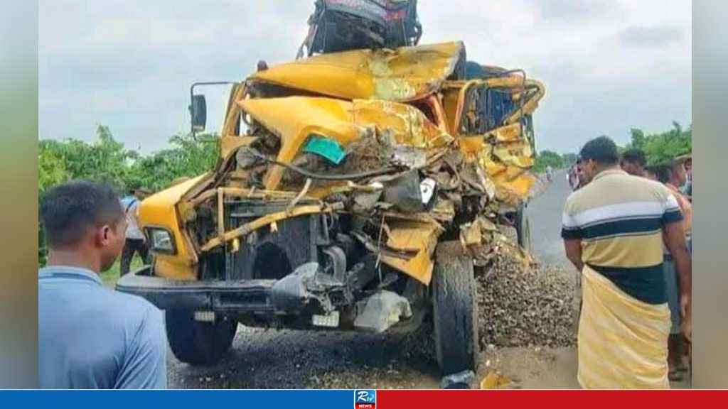 চলন্ত ট্রাকে অপর ট্রাকের ধাক্কা, নিহত ১