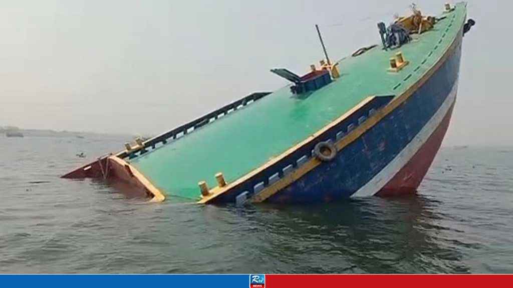 মেঘনা নদীতে ডুবল ৬টি বাল্কহেড