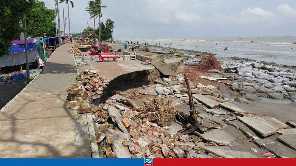 ৫ কোটি টাকার সড়কটি ভেসে গেল সমুদ্রে