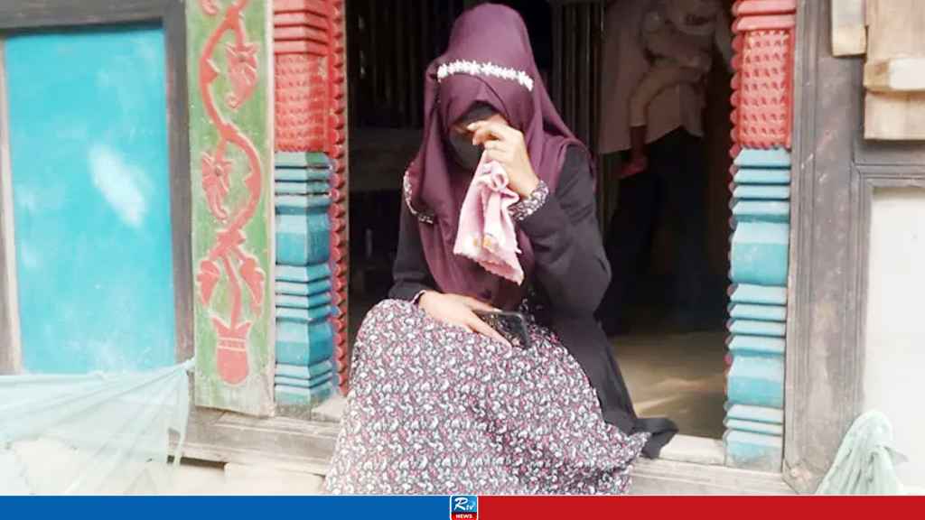 নিষিদ্ধ ছাত্রলীগ নেতাকে বিয়ের দাবিতে বৈষম্যবিরোধী নেত্রীর অনশন