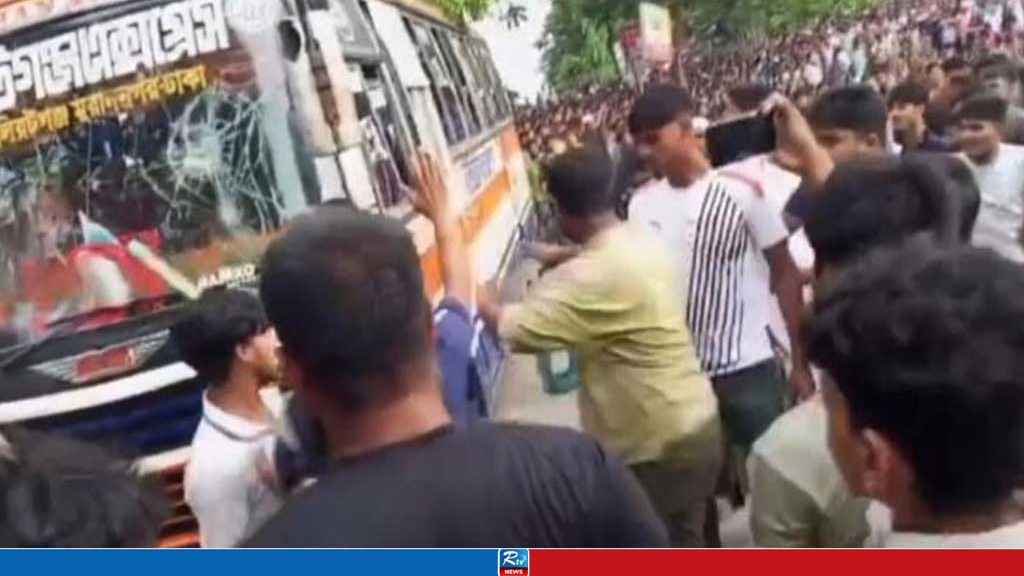 নিয়ন্ত্রণ হারিয়ে ফুটবল মাঠে ঢুকে দর্শকদের চাপা দিলো বাস