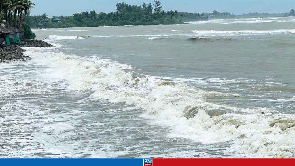 লোকালয়ে জোয়ারের পানি, সৈকতের অন্তত ১০ পয়েন্টে ভাঙন