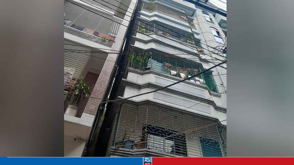 রাজধানীতে হেলে পড়ল বহুতল ভবন