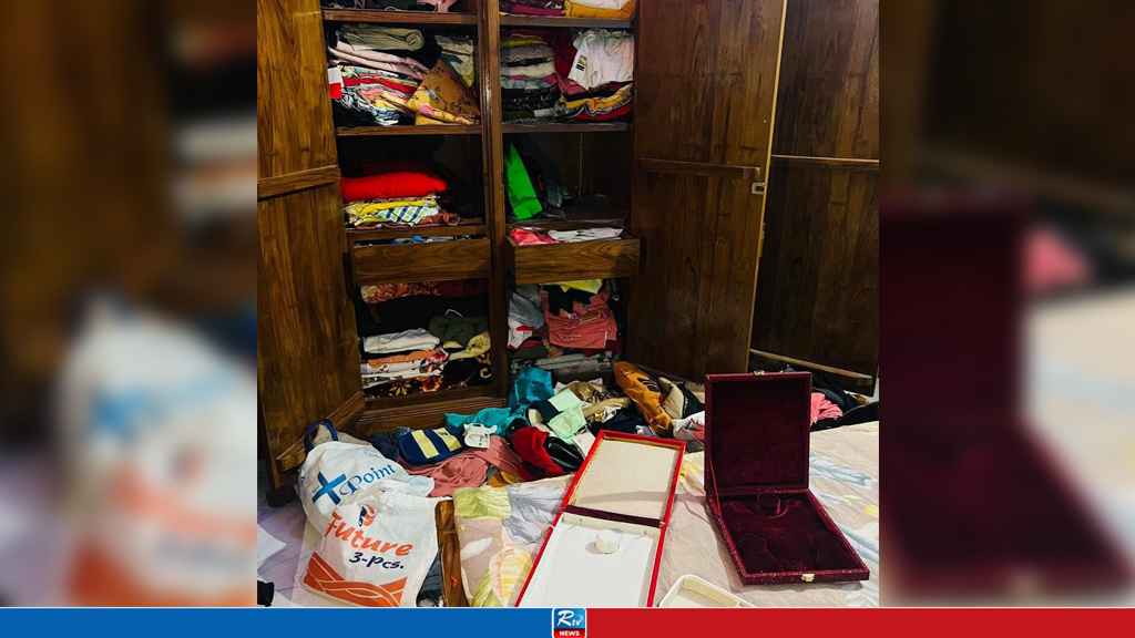 দেশীয় অস্ত্রের মুখে শিশুদের জিম্মি, ২ কোটি টাকার মালমাল লুট