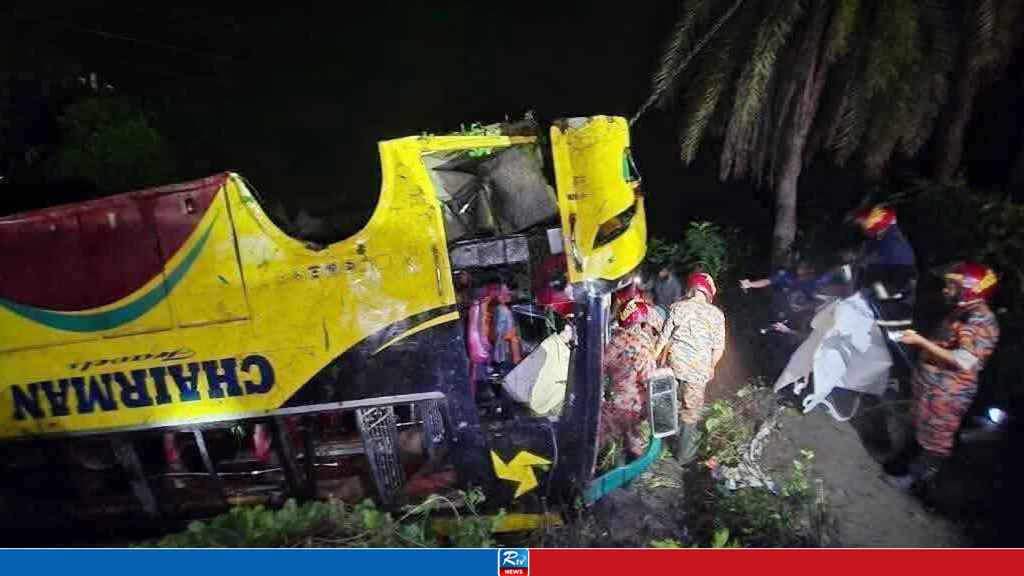 নিয়ন্ত্রণ হারিয়ে যাত্রীবাহী বাস পুকুরে, চালক নিহত