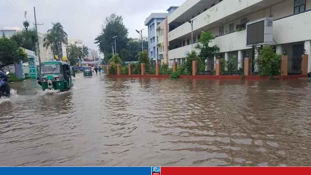 টানা বৃষ্টিতে জলাবদ্ধ নোয়াখালী শহর, দুর্ভোগ চরমে