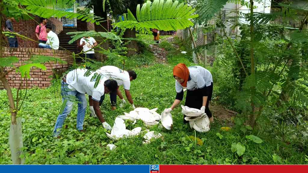 বেলচা কোদাল ঝাড়ু হাতে শহর পরিষ্কারে নামলেন শিক্ষার্থীরা