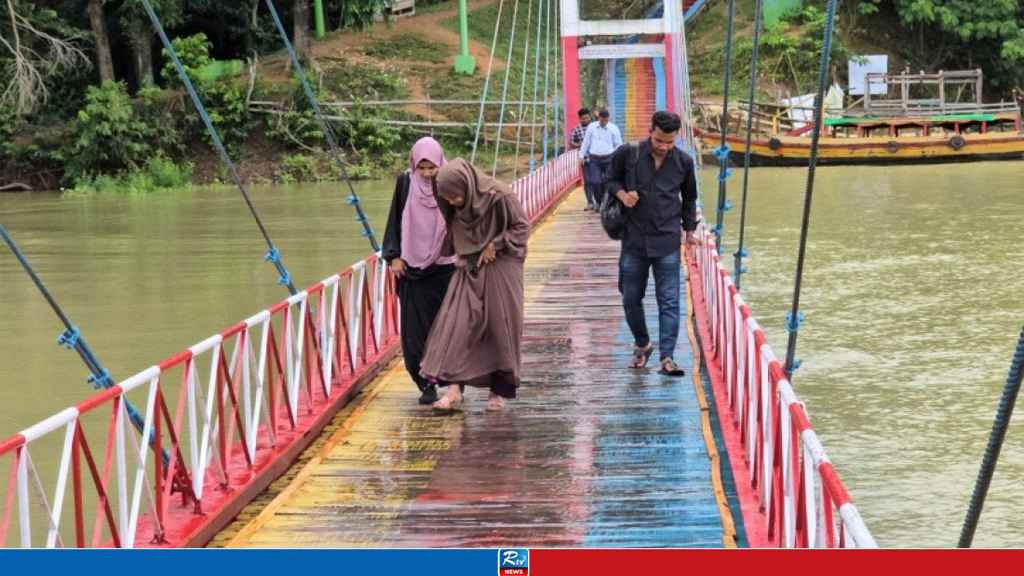 পাহাড়ি ঢল: ডুবতে শুরু করেছে রাঙ্গামাটির ঝুলন্ত সেতু