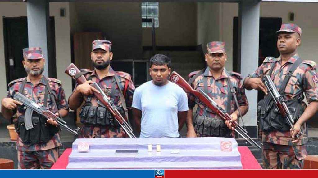 প্যান্টের কোমরে লুকানো ছিল ৬১ লাখ টাকার সোনার বার