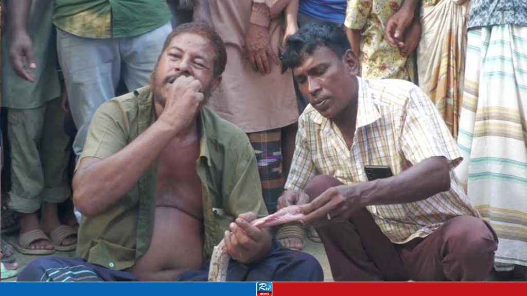 সাপুড়ের প্রাণ নেওয়া সাপকে কাঁচাই খেয়ে ফেললেন আরেক সাপুড়ে