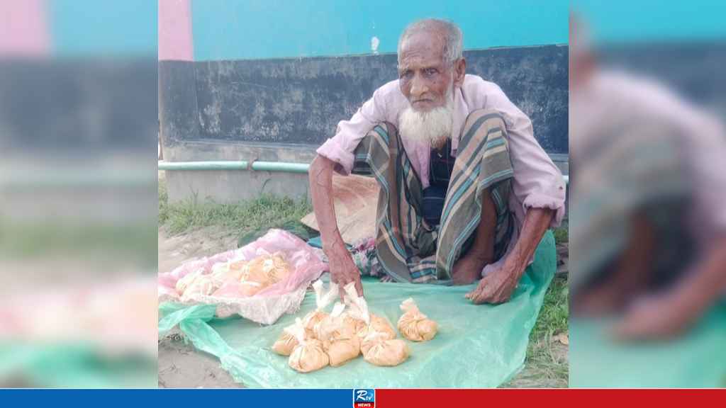 পেটের দায়ে রাস্তায় শতবর্ষী বৃদ্ধ